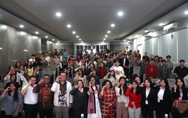 Foto bersama Seminar Nasional & Call for Posters Dies Natalis ke-66 bertema “Penguatan Perlindungan Hukum dan HAM Perempuan dalam KUHAP 2025” secara hybrid pada Rabu (26-11-2025).