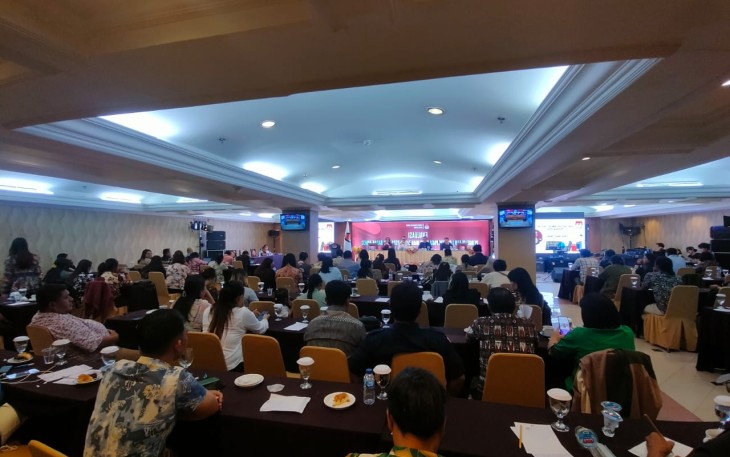 Foto kegiatan evaluasi pengelolaan logistik pemilu serentak 2024 pada badan ADHOC oleh KPU Kota Bitung