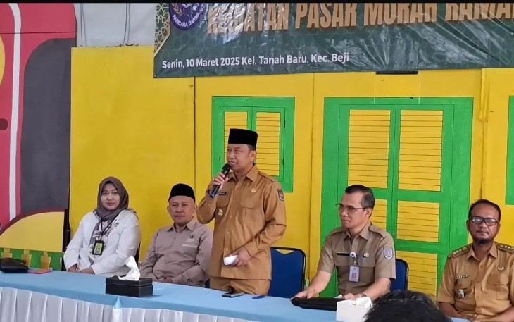 Wali Kota Depok Supian Suri membuka pelaksanaan Pasar Murah Ramadan di kantor Kelurahan Tanah Baru, Kecamatan Beji, Senin (10/03/25).