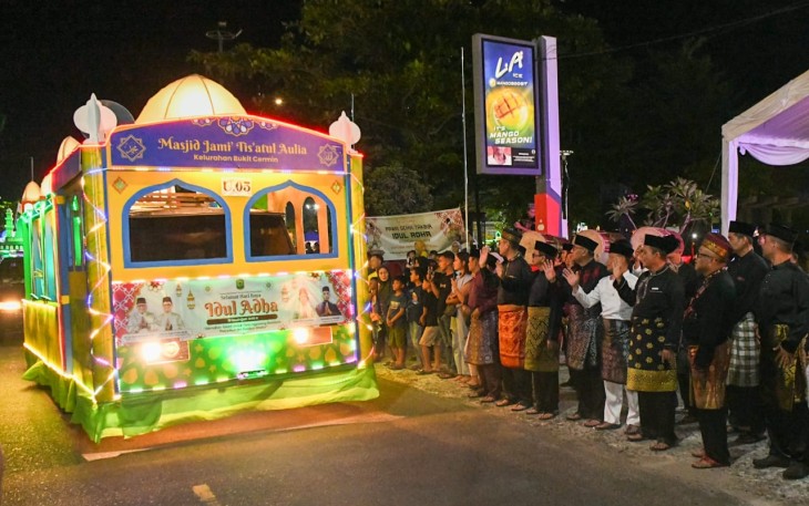 Gubernur Ansar saat Lepas Pawai Takbir Keliling Idul Adha 1446 H Kota Tanjungpinang
