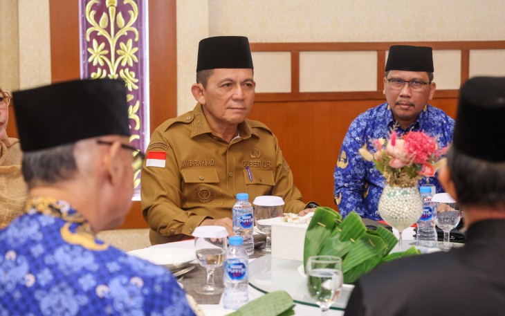 Gubernur Ansar saat Silaturahmi dengan Ketua LAM Kepri beserta jajaran di Gedung Daerah, Senin (17/2). 