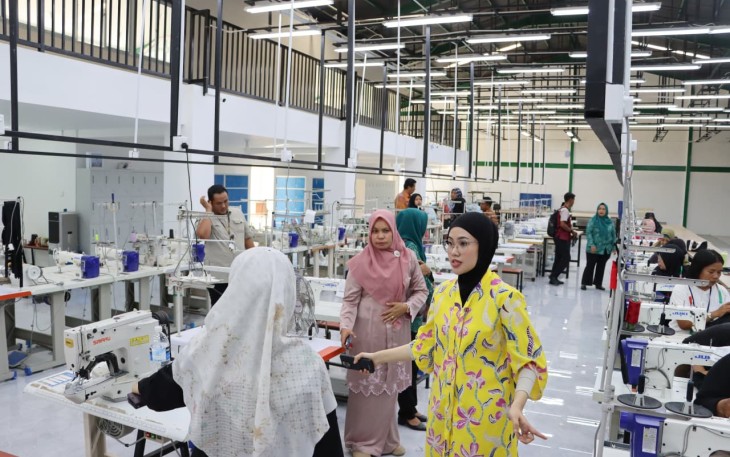 Ketua Dekranasda (Dewan Kerajinan Nasional Daerah) Bintan, Hafizha Rahmadhani saat Kunjungi Gedung Baru Sentra Fashion