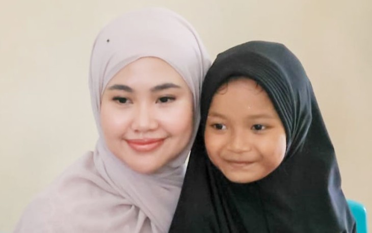 Ketua TP PKK Bintan Hafizha Rahmadhani  Foto bersama dengan salah satu anak di SDN 003 Toapaya.