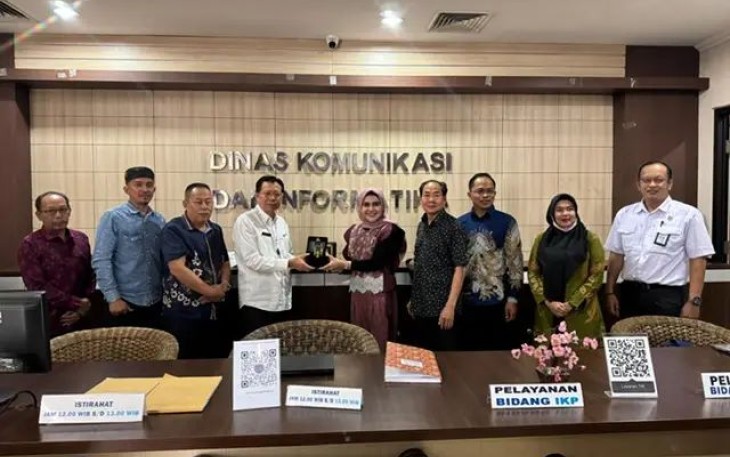 Penyerahan plakat usai pelaksanaan kunker DPRD Kota Singkawang ke Diskominfo Kota Depok, Rabu (05/03/25).