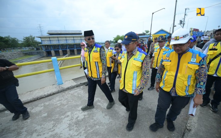 Menteri PU Dody Hanggodo saat menerima pemaparan dalam kunjungannya ke daerah irigasi Glapan Kabupaten Grobogan Jateng, Rabu (1/1/25)