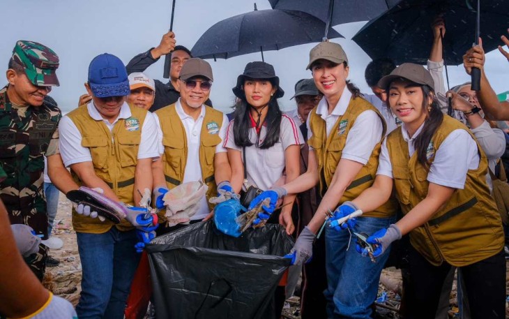 Aksi bersih sampah laut di pantai Kuta, Bali, Sabtu (4/1/25)