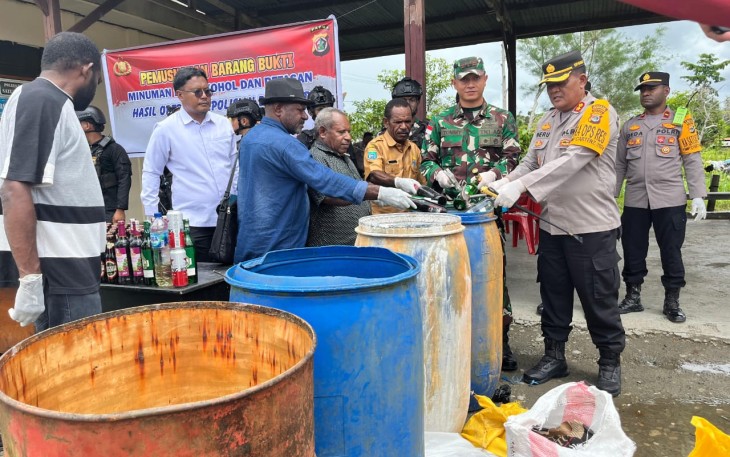 Dandim dan Kapolres Yahukimo saat Musnahkan Minuman Keras Hasil Patroli Gabungan TNI-POLRI