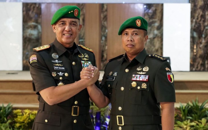 Salam komando Pangdam V Brawijaya Mayjen TNI Rudy Saladin bersama Kolonel Inf Rama Pratama usai penyerahan jabatan Danrem 081/DSJ di Makodam Brawijaya, Senin (6/1/25)