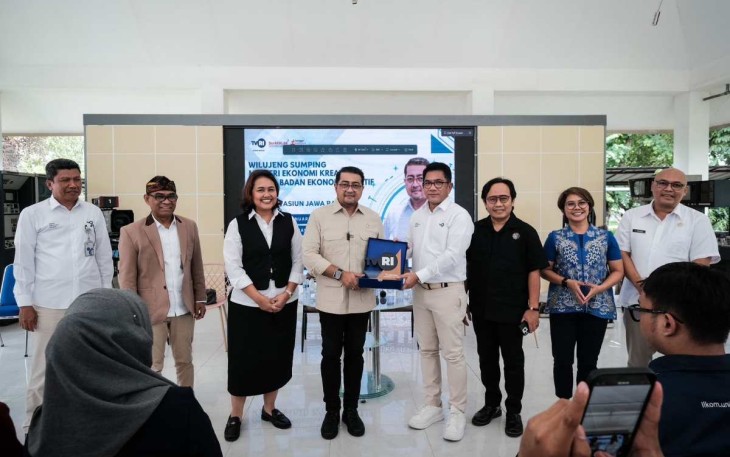 Menekraf Riefky menerima cenderamata di workshop TVRI Jawa Barat, Rabu (8/1/25)