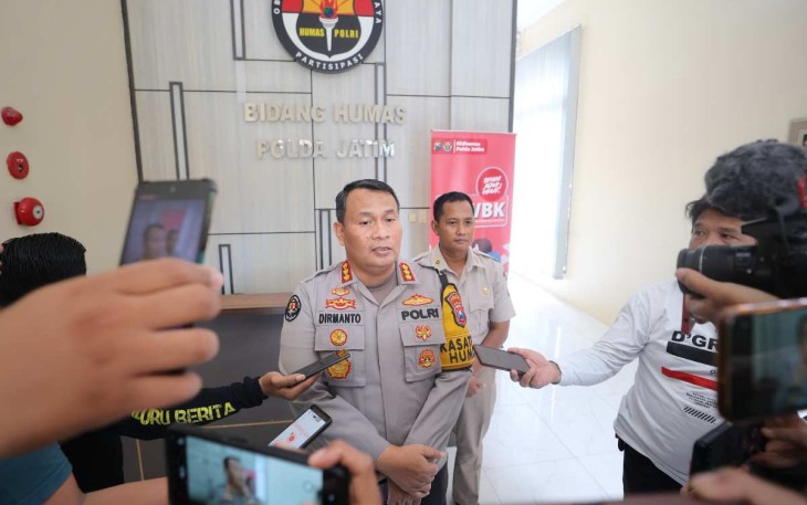 Kabid Humas Polda Jatim Kombes Dirmanto saat memberikan keterangan pers 