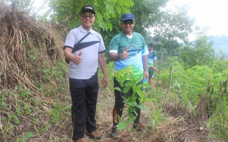 Dandim 0806/Trenggalek Letkol Czi Yudo Aji Susanto foto bersama usai tanam pohon