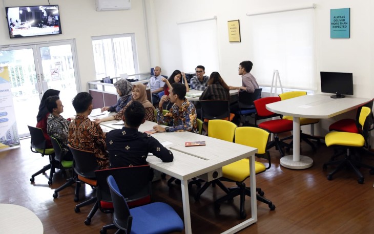 Dokmentasi: Suasana diskusi mahasiswa manajemen di Laboratorium BIDER UPER