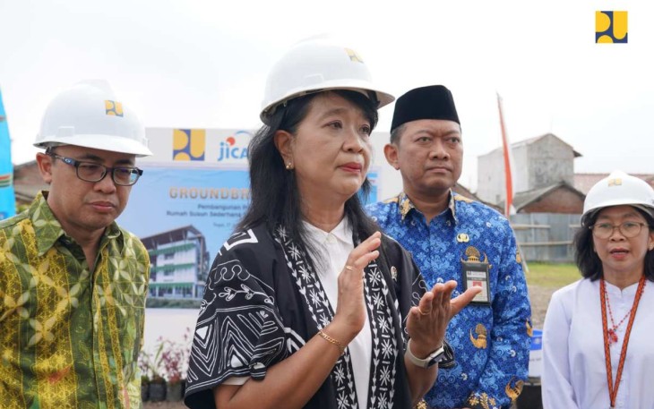 Wamen PU Diana Kusumastuti saat memberikan keterangan pers usai groundbreaking purwarupa rusunawa rendah karbon di Kota Tegal, Jum'at (17/1)