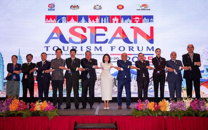 Menpar Widiyanti Putri Wardhana foto bersama dalam forum ATF 2025 di Johor Baru, Malaysia, Minggu (19/1)