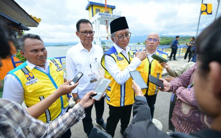 Menteri PU Dody Hanggodo saat memberikan keterangan pers usai peresmian bendungan Jatigede, Senin (20/1)
