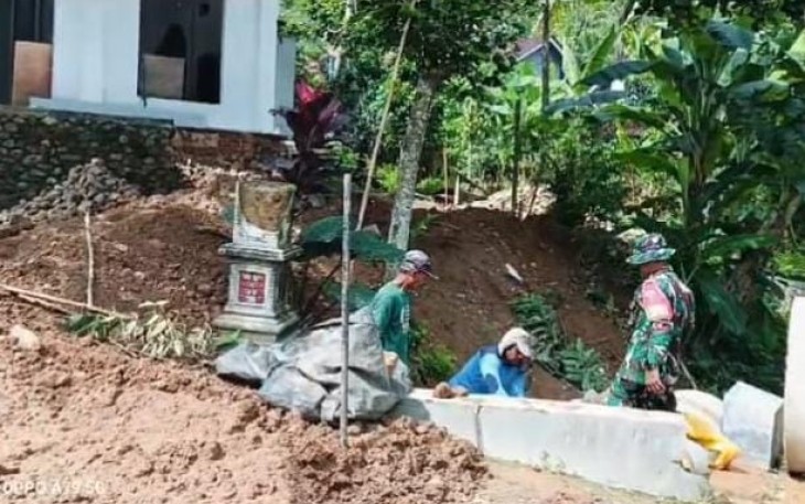 Babinsa Koramil 0801/07 Ngadirojo dan Warga Bangun Teras Serta Talud Masjid 
