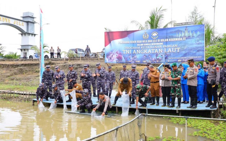 Tebar benih ikan perkuat ketahanan pangan di kabupaten Sorong, Senin (3/2)