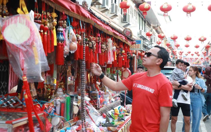 Wamendagri Bima Arya meninjau persiapan perayaan Cap Go Meh di Singkawang, Selasa (11/2)