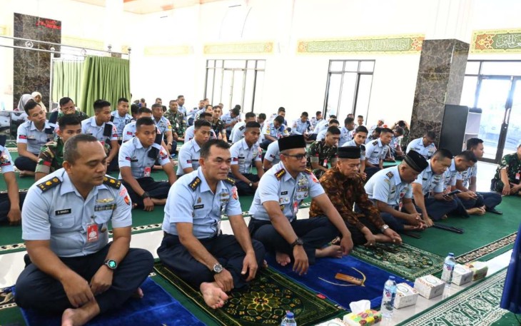 Isra Mi'raj di masjid Baitul Muttaqin Lanud Sutan Sjahrir, Padang, Rabu (12/2)