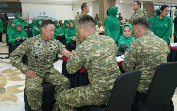 Pangkostrad Letjen TNI Mohammad Fadjar saat mengikuti donor darah HUT ke-64 Kostrad di Jakarta, Rabu (12/2)