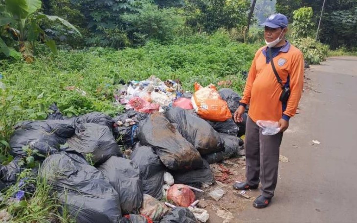 Tumpukan sampah disisi jalan alternatif menuju TPA Tapos