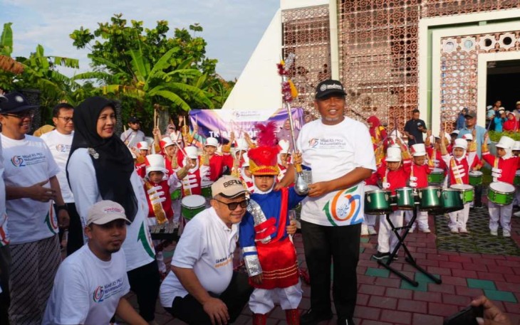 Mendikdasmen Abdul Mu'ti bersama siswa SD Muhammadiyah Yogyakarta, Minggu (16/2)