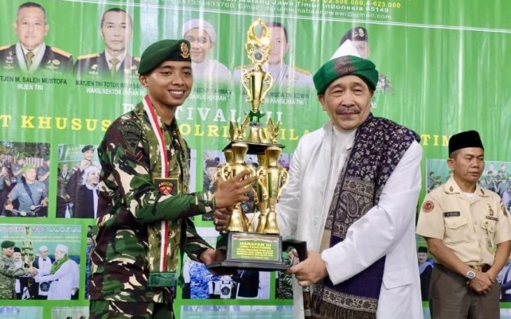 Prajurit Yonarmed 12 Kostrad saat menerima piala