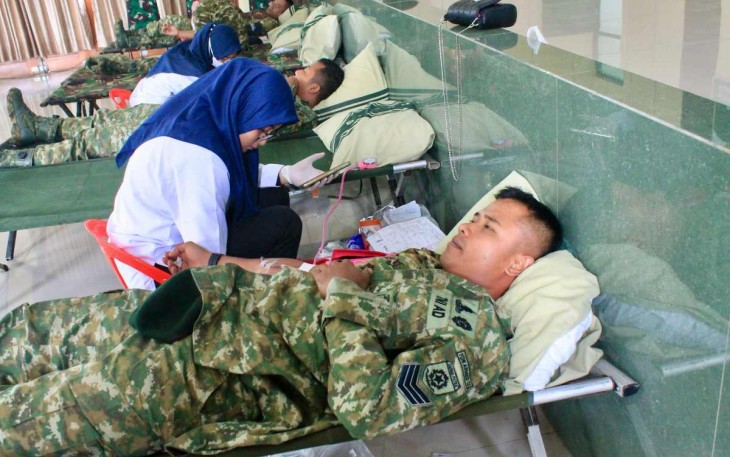 Donor darah prajurit Yonarmed 12 Kostrad, Senin (24/2)