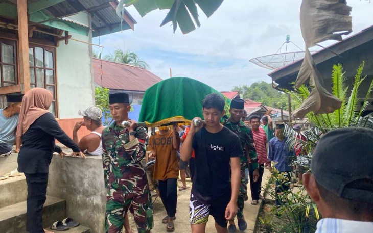 Bantu penguburan warga di perbatasan 