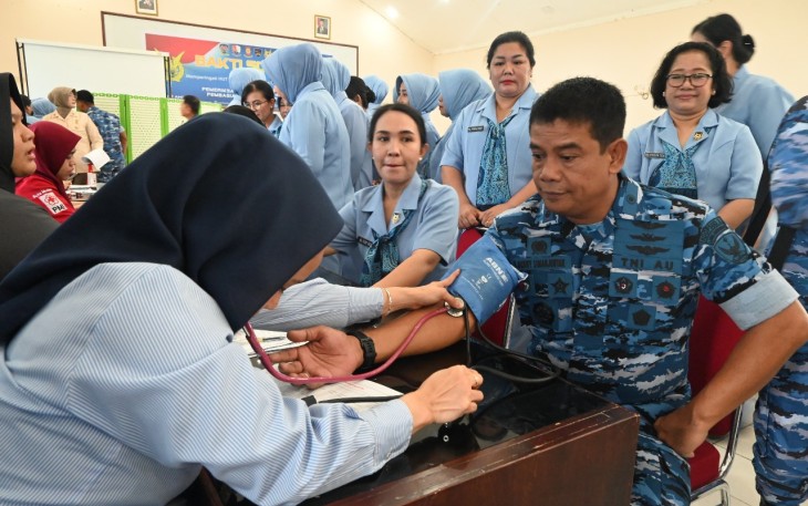 Danlanud Soewondo Tampak Mengikuti Kegiatan Donor Darah Dalam Rangka HUT ke-79 TNI AU.
