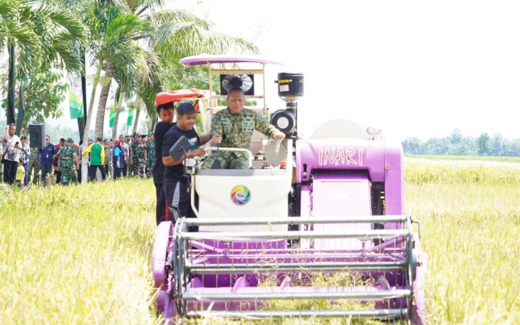 Pangdivif 2 Kostrad Mayjen TNI Susilo memanen pagi menggunakan traktor, Kamis (27/2)