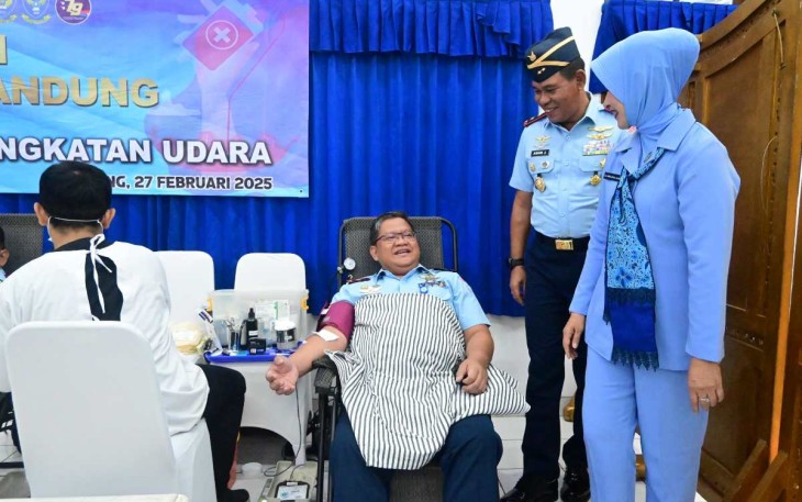 Dankoharmatau Marsda TNI Asfan Jauhari meninjau langsung pelaksanaan donor darah, Kamis (27/2)