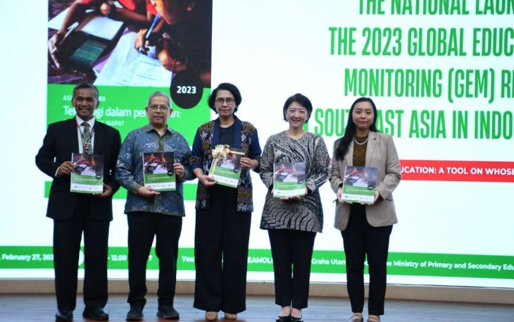 Sekjen Kemendikdasmen Suharti foto bersama peluncuran laporan GEM UNESCO 2023 di Jakarta, Kamis (27/2)