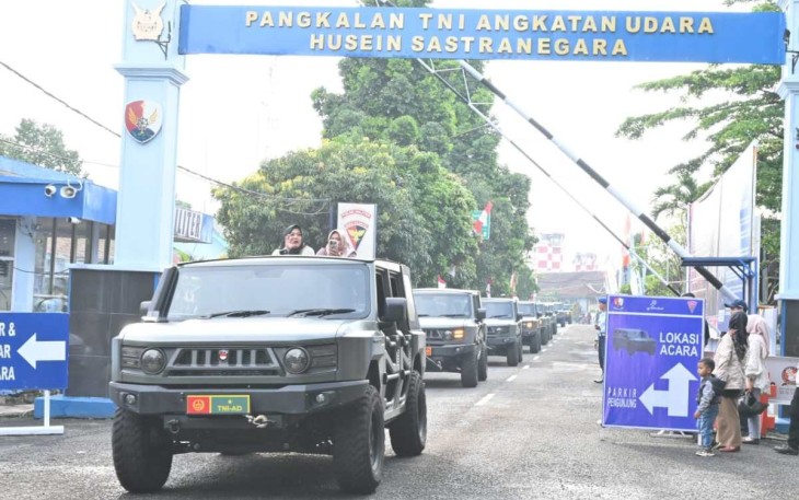 Antusias warga mengikuti kirab rantis maung