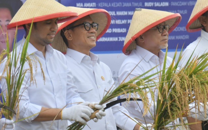 Mendes PDT Yandri Susanto panen raya padi di Kabupaten Ngawi, Senin (3/3)