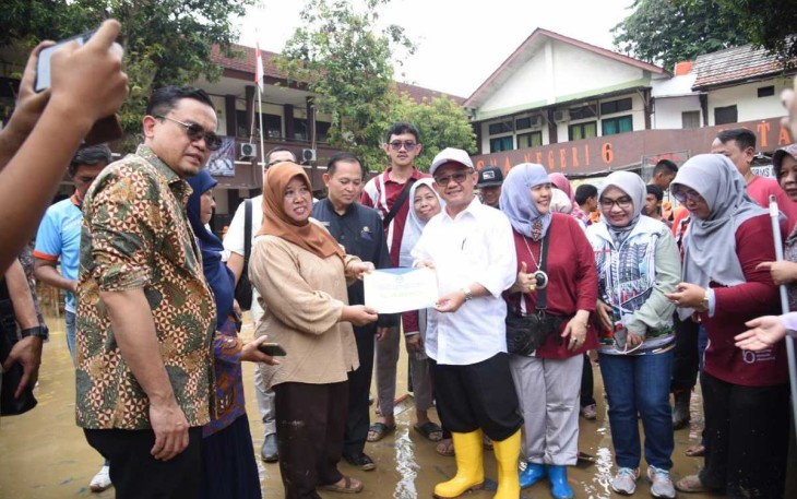 Mendikdasmen Abdul Mu'ti saat memberikan bantuan untuk sekolah terdampak banjir di Bekasi, Kamis (6/3)