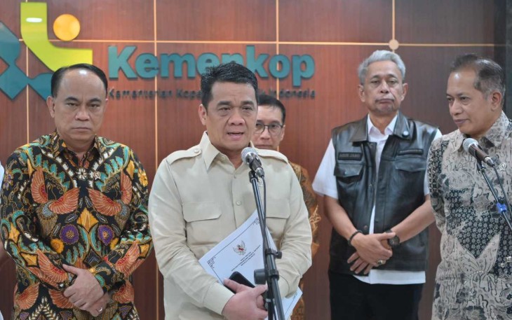 Wamendes PDT Ahmad Riza Patria saat memberikan keterangan pers di Jakarta, Kamis (6/3)