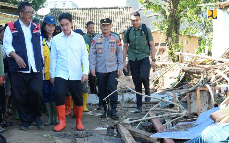 Wapres Gibran saat meninjau banjir dan longsor di Kabupaten Sukabumi 