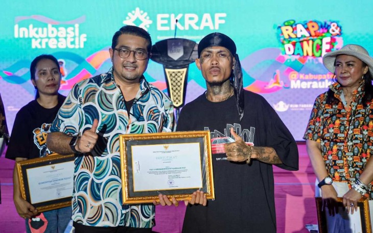 Menekraf Teuku Riefky Harsya saat memberikan penghargaan insan musik
