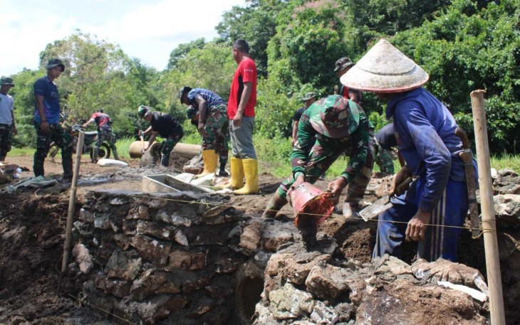 Pembuatan talud bersama masyarakat 