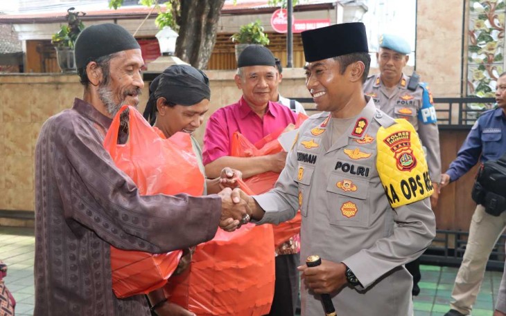 Kapolres Karangasem AKBP I Nengah Sadiarta membagikan takjil di masjid An Nur Amlapura