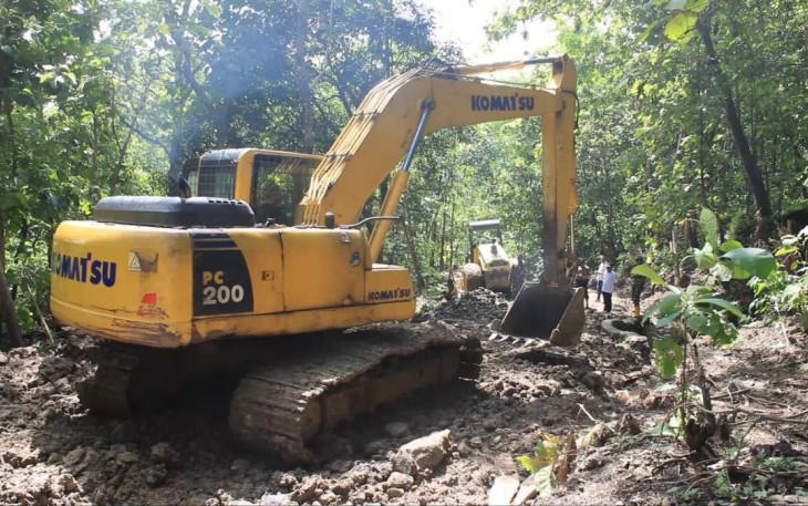 Pengerjaan pembukaan jalan desa Siawung