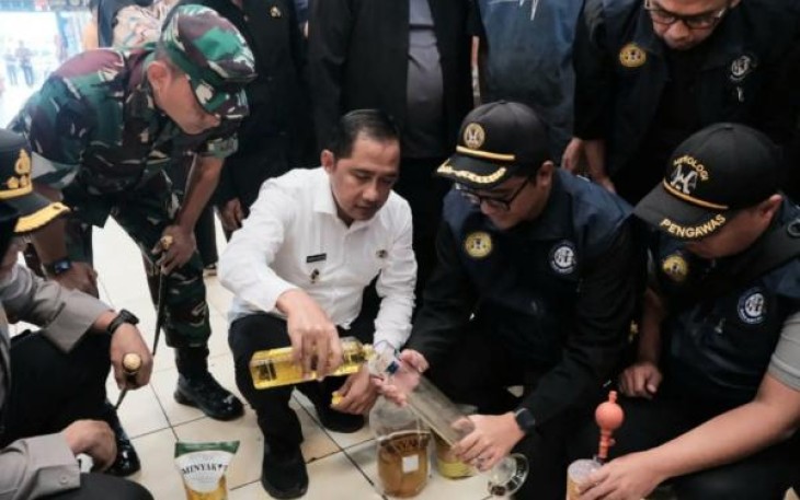 Wakil Walikota Depok Chandra Rahmansyah saat menguji takaran MinyaKita di pasar Sukatani Depok, Kamis (13/3)