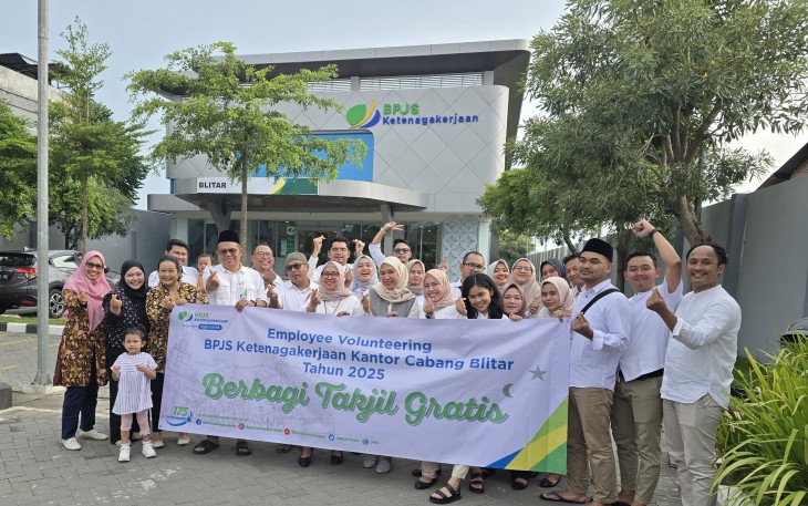 BPJS Ketenagakerjaan Cabang Blitar Berbagi Takjil di Bulan Ramadhan