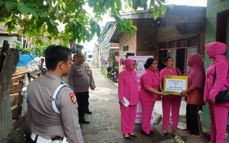 Polsek Medan Timur Berbagi Sembako kepada Warga.