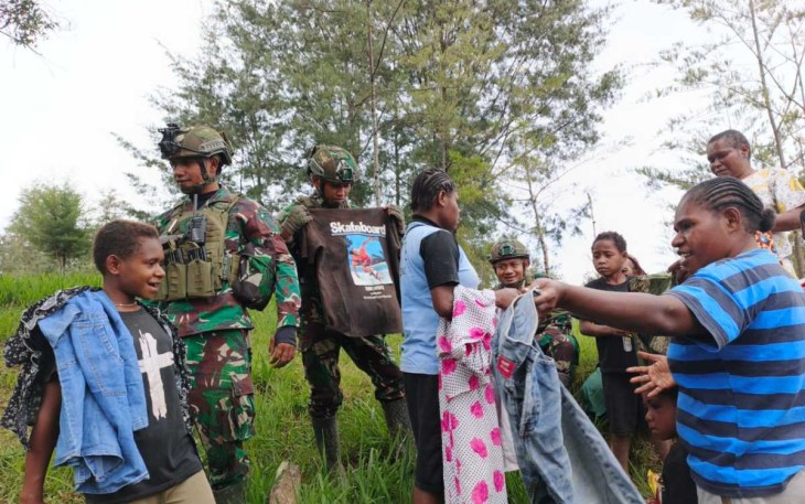 Aksi sosial satgas Yonif 700/Wyc bagikan pakaian
