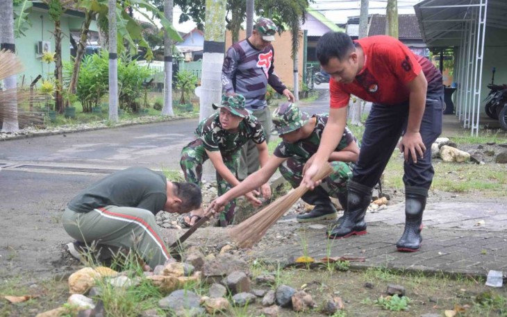 Pembersihan lingkungan pangkalan