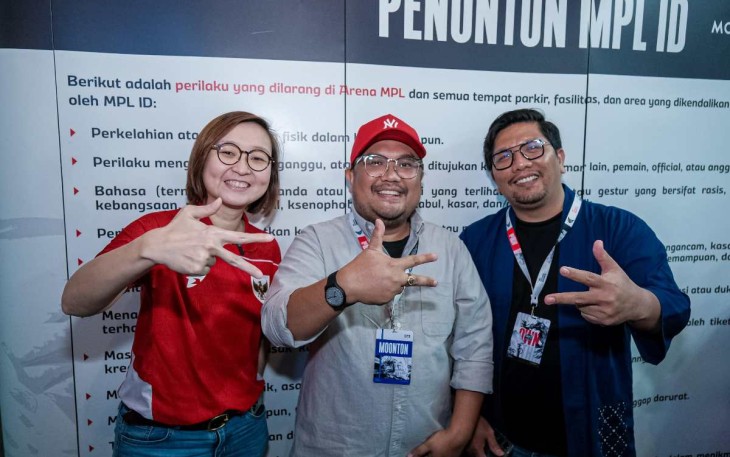 Wamenekraf Irene Umar didampingi Direktur Gim Kemenekraf, Luat S.P Sihombing (pojok,kanan) dan Head of Business Development Moonton Indonesia, Martinus Manurung (tengah), menghadiri turnamen e-sport terbesar di Indonesia MPL Indonesia season 15 di MPL Arena, Jakarta, Sabtu (15/3/25).