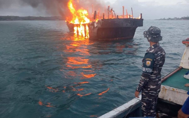 KM Lyyra kandas dan terbakar 