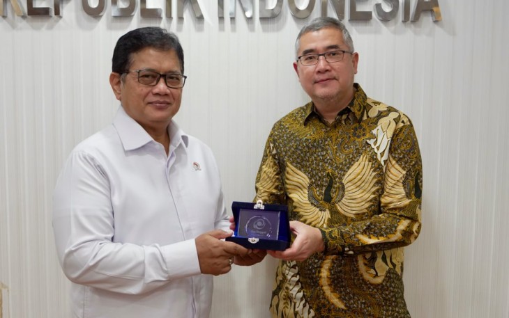 Wamentrans Viva Yoga menerima cenderamata dari Rektor Universitas Esa Unggul, Dr Ir Arief Kusuma Among Praja di Jakarta, Selasa (18/3)